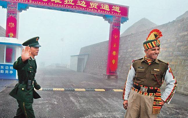 indian and chinese soldiers at the border