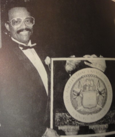 johnnie cochran receiving award (2)