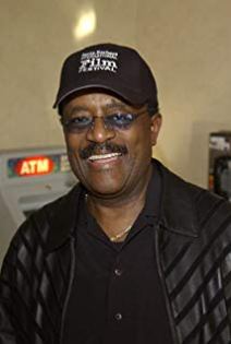 johnnie cochran with baseball cap